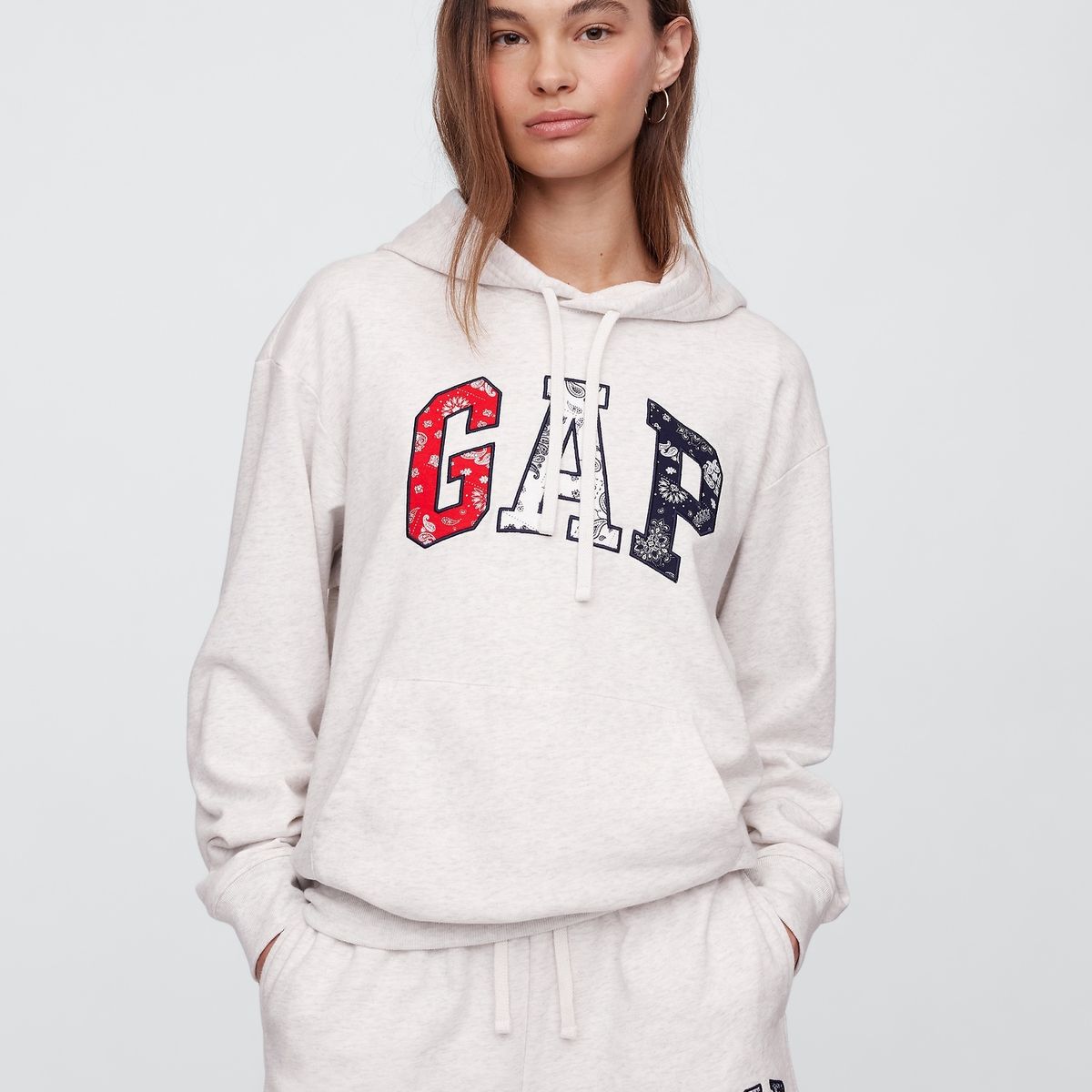 GAP - Polerón Mujer Logo Bandanna Sin Cierre Gris Gap