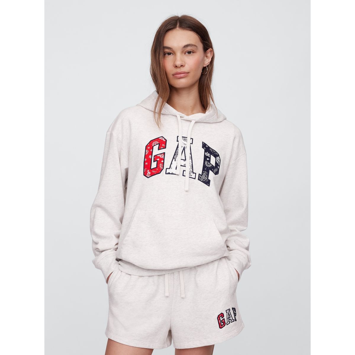 GAP - Polerón Mujer Logo Bandanna Sin Cierre Gris Gap