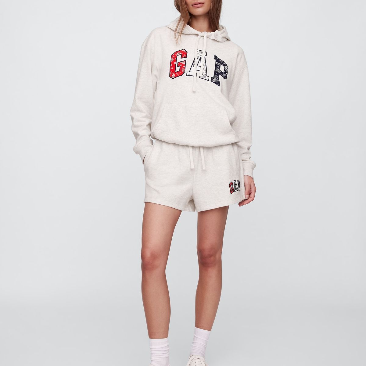 GAP - Polerón Mujer Logo Bandanna Sin Cierre Gris Gap