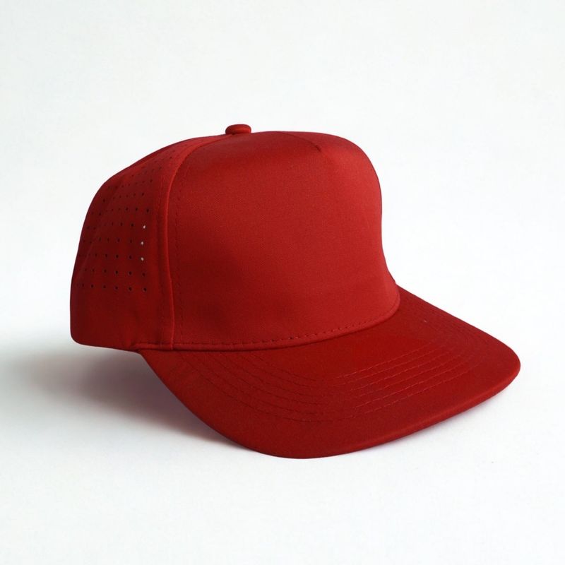 TRIPLE PLAY - Gorra Jockey Microperforada Roja