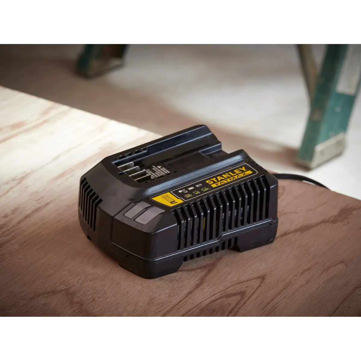 STANLEY - Cargador 20V MAX 4Ah STANLEY SC400-B2