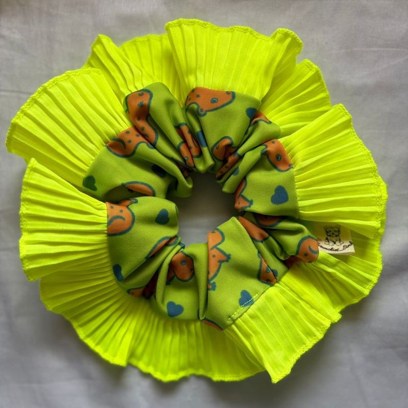 GENERICO - Scrunchie Rumba Clásica Simbi Verde con capibara y Volado Plisado Neón