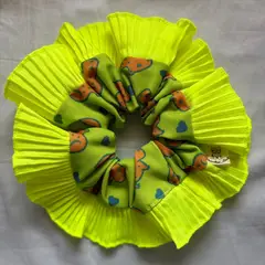GENERICO - Scrunchie Rumba Clásica Simbi Verde con capibara y Volado Plisado Neón