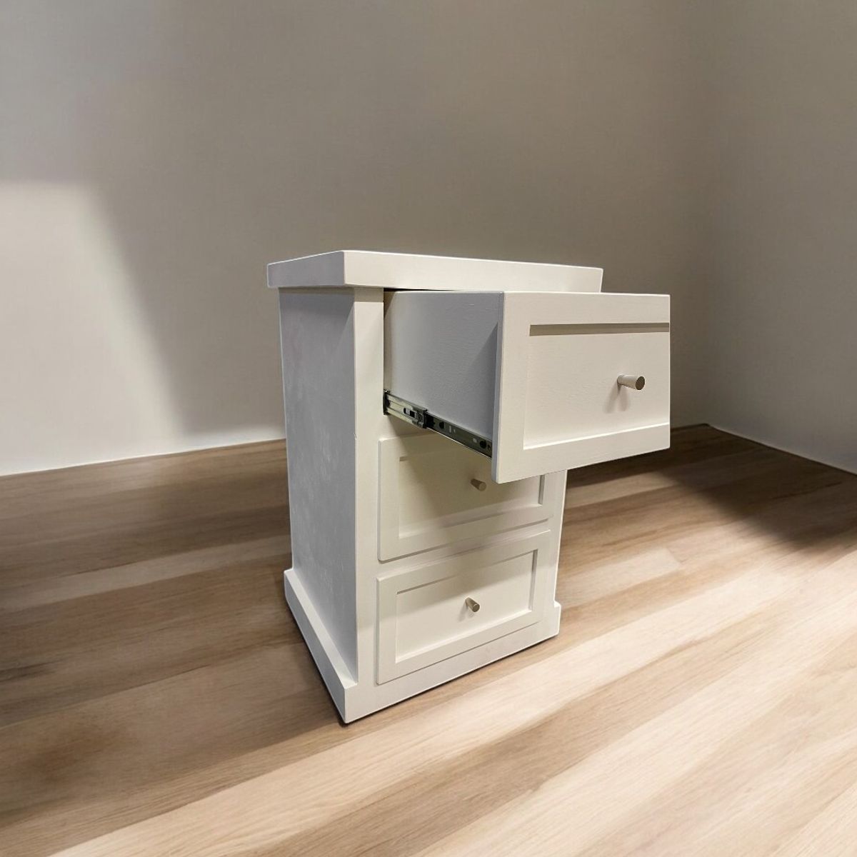 MGR MUEBLES - Velador 3 cajones de madera lacado (rieles telescopicos)  MGR MUEBLES