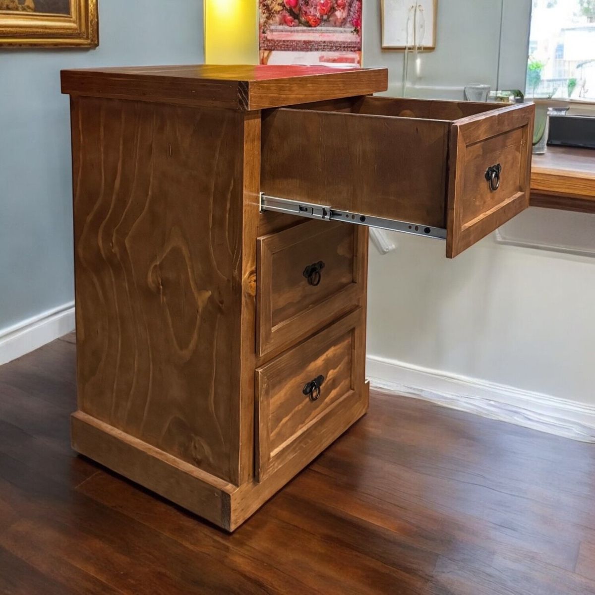 MUEBLES DE MADERA - Velador 3 cajones de madera lacado (rieles telescopicos)  MGR MUEBLES