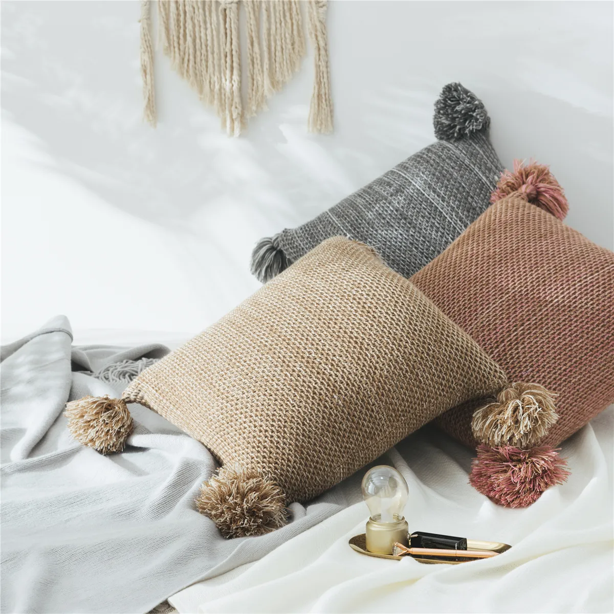 L LARENTIA - Funda Cojin 45x45 Larentia Pompon Camel Cierre Invisible Decohogar