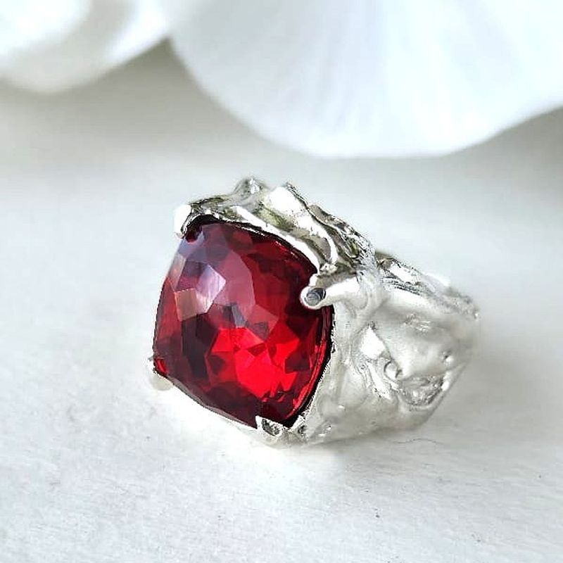 GENERICO - Anillo de plata estilo rústico con cristal austriaco rojo