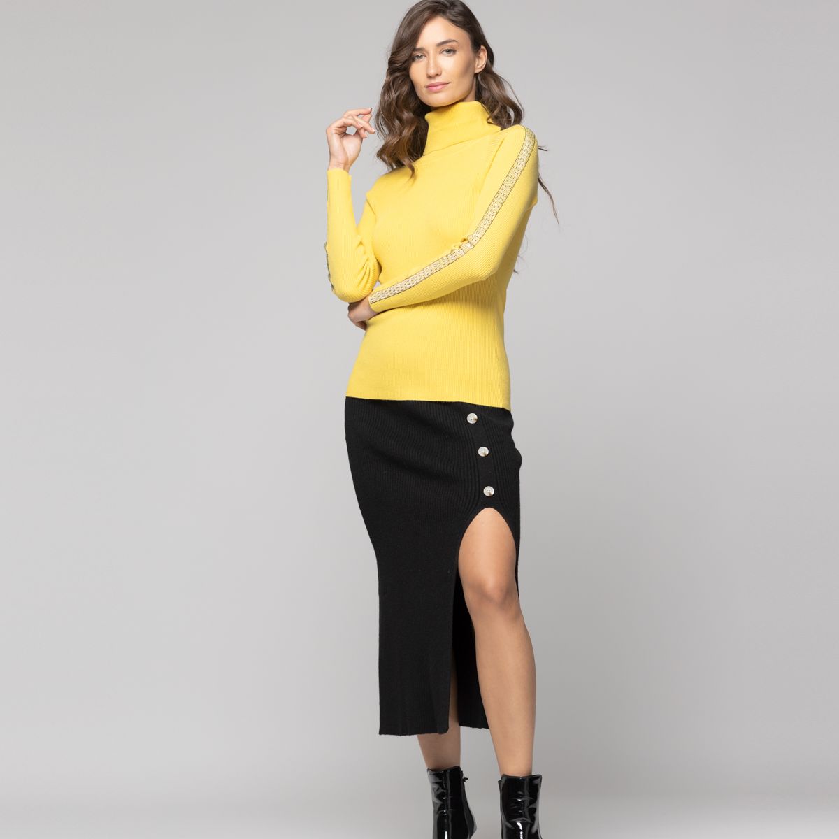 LINEATRE - Sweater Mujer Anahí cuello beatle Mostaza Lineatre