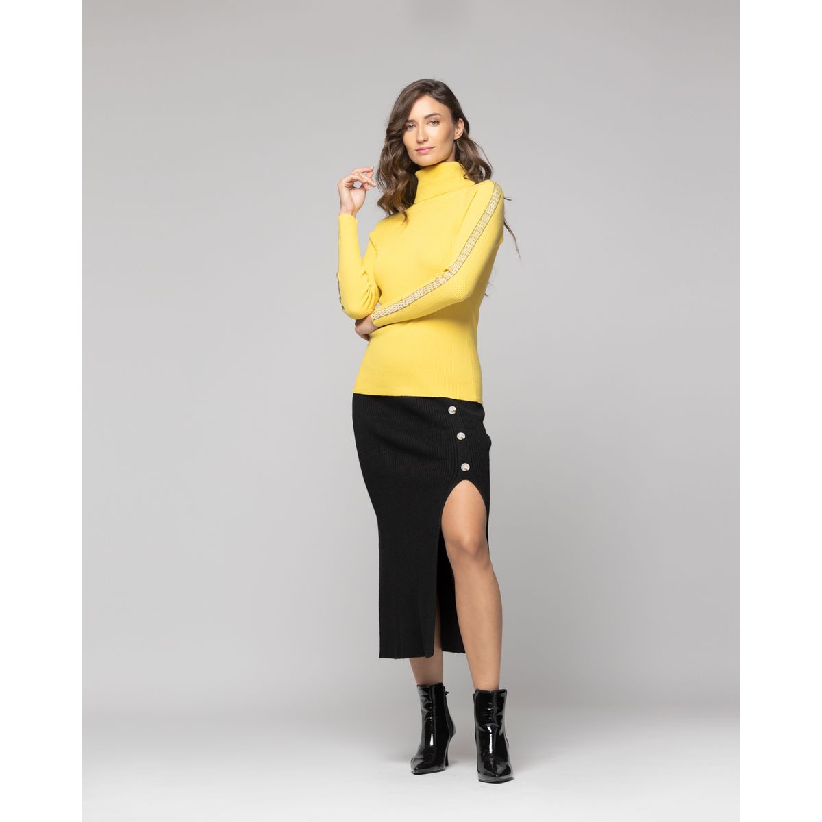 LINEATRE - Sweater Mujer Anahí cuello beatle Mostaza Lineatre