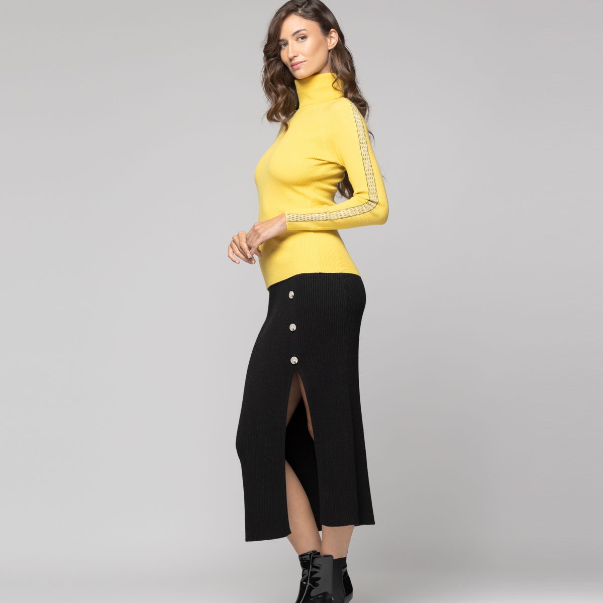 LINEATRE - Sweater Mujer Anahí cuello beatle Mostaza Lineatre