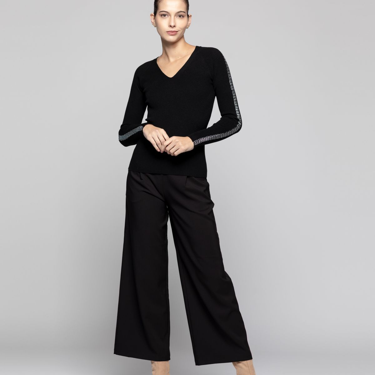 LINEATRE - Sweater Mujer Anahí cuello V Negro Lineatre