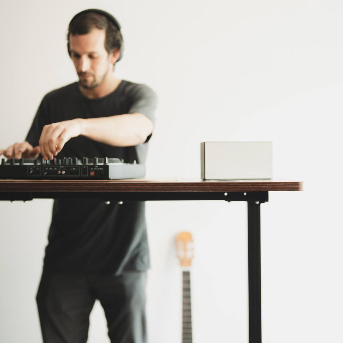 UPLIFT - Escritorio Eléctrico Regulable UpLift - Cubierta Nogal 120 x 6 cm + Base Blanca