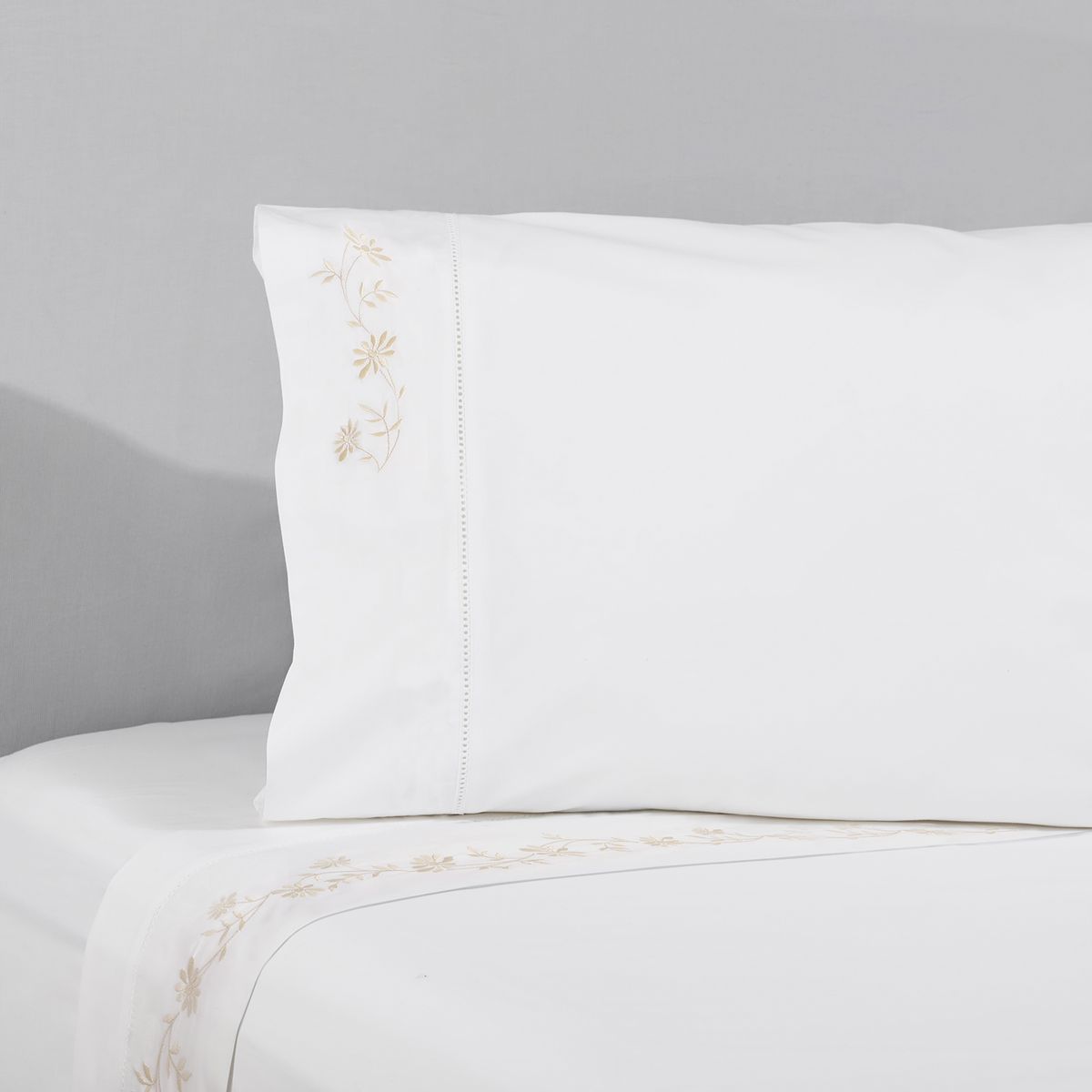 NINA HERRERA - Sábana Bordada Floral Marfil 220 Hilos 2 Plazas