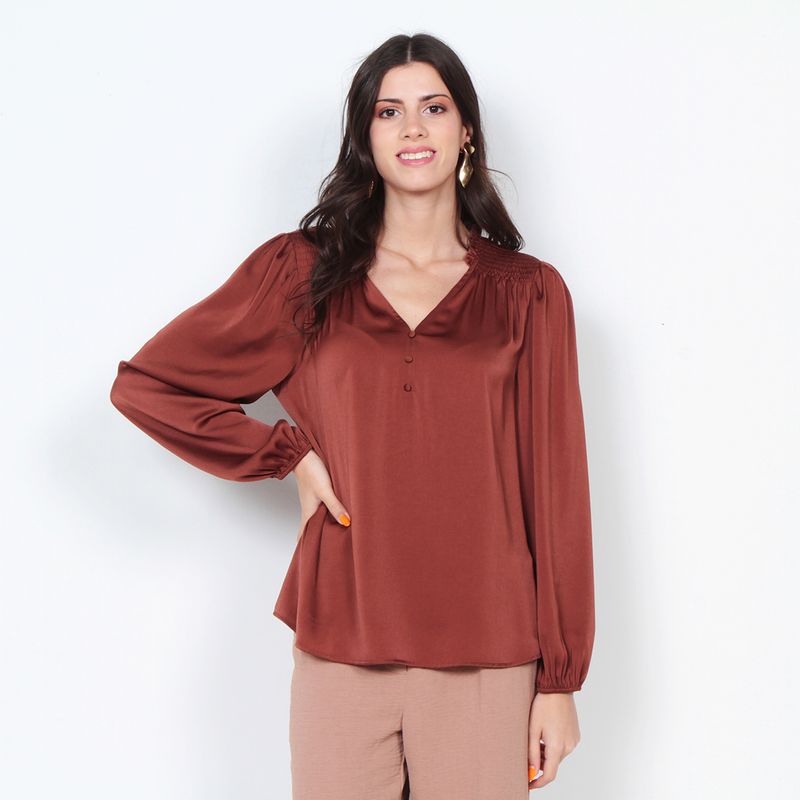 WADOS - BLUSA MANGA LARGA SATINADA CON APLICACION ES ESCOTE ABOTONADA