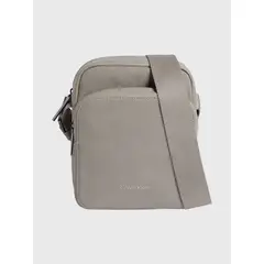 CALVIN KLEIN - Bolso Reporter Ck Must Gris RAJ