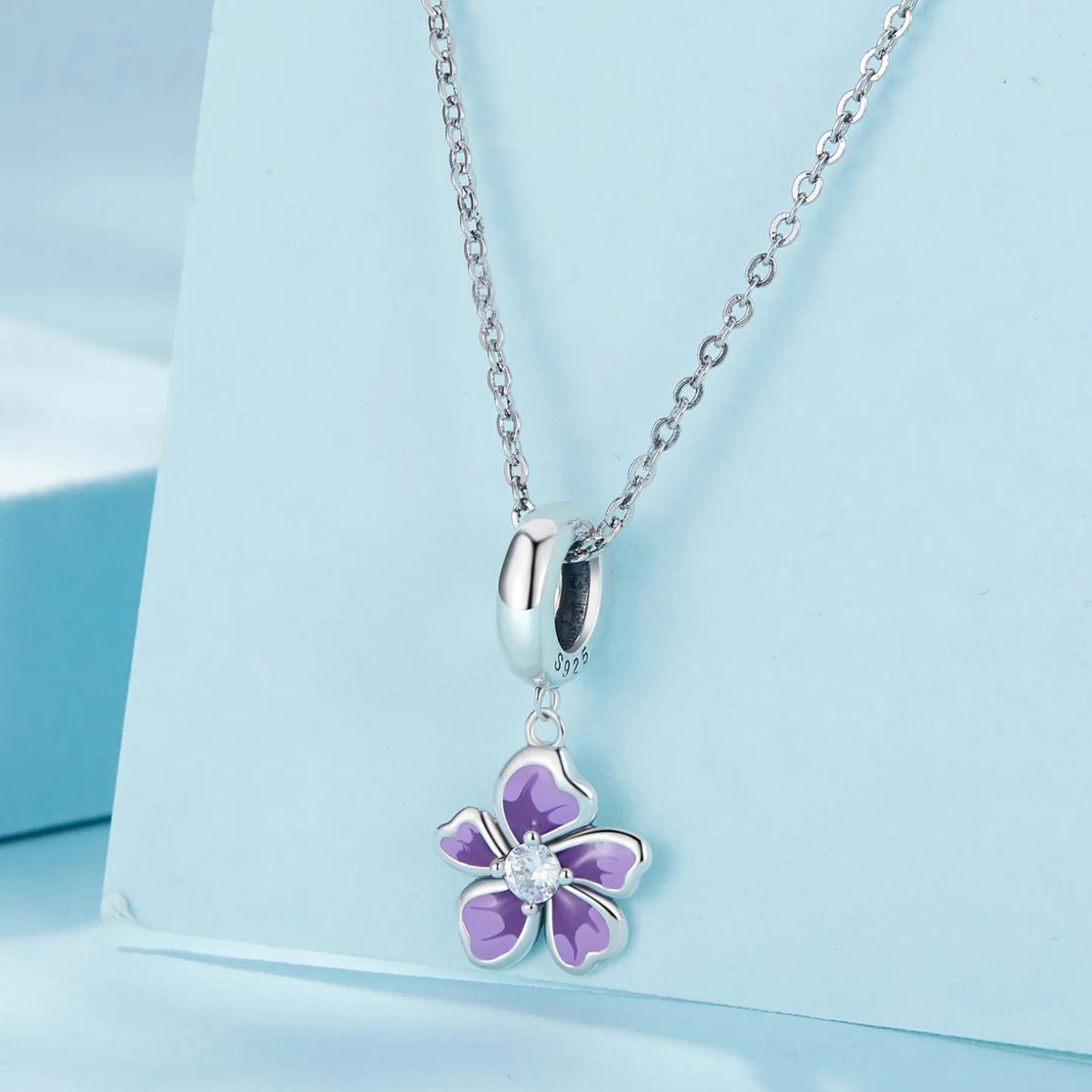 LK LUKSO - Charm Dije Flor Elegante Morado en Plata 925