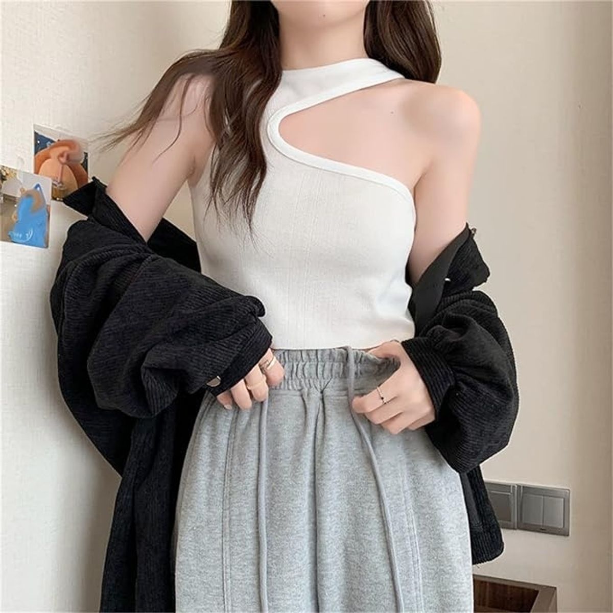 GARSIL - Crop Top Para Mujer Sin Mangas Escote Asimetrico