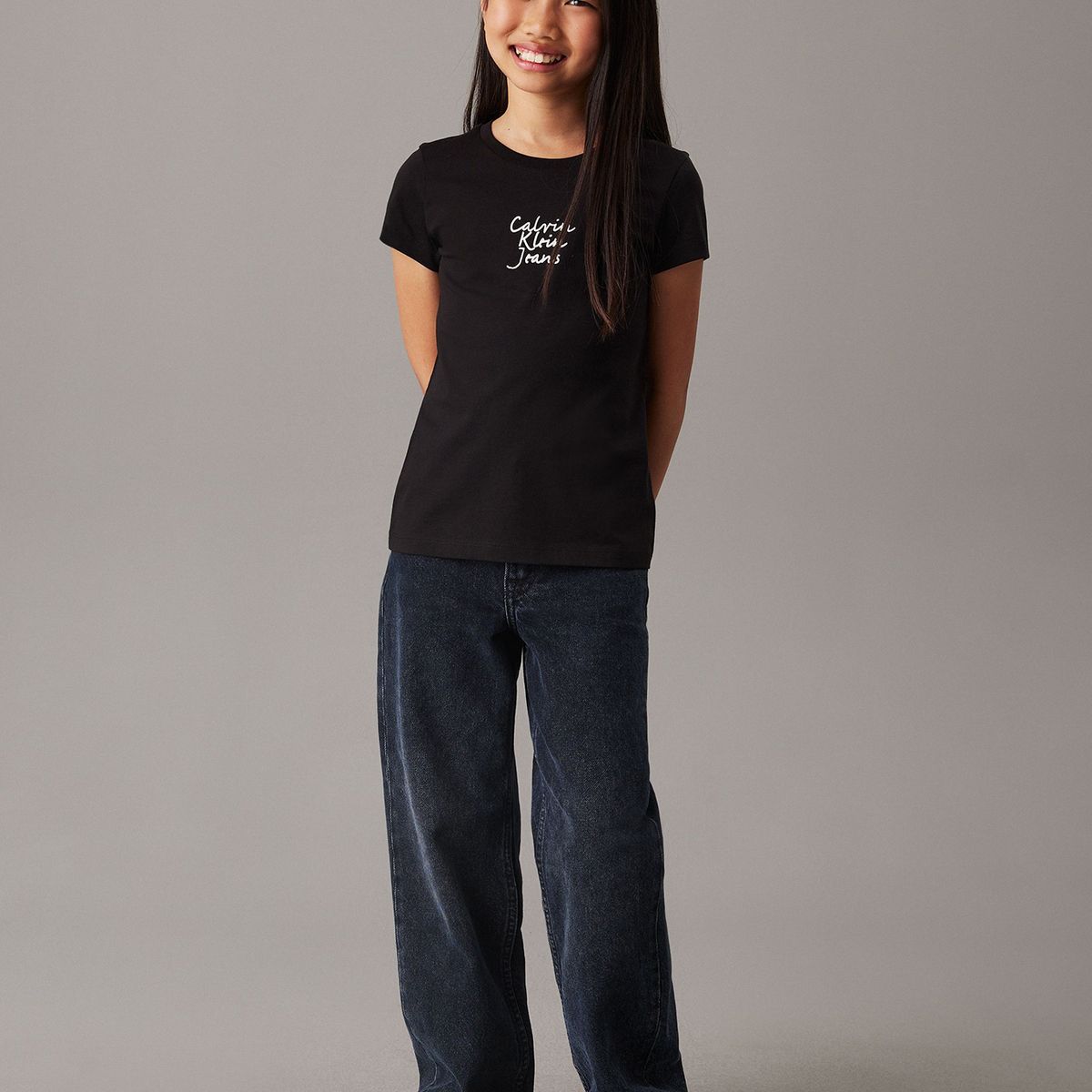 CALVIN KLEIN - Polera Niña Handwriting Logo Negro Calvin Klein