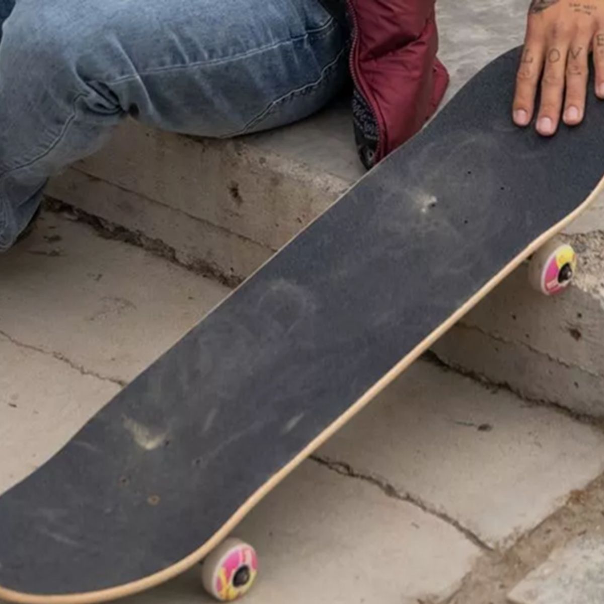 GENERICO - Lija skate grano fino adhesiva antiglobos 33x9 negro