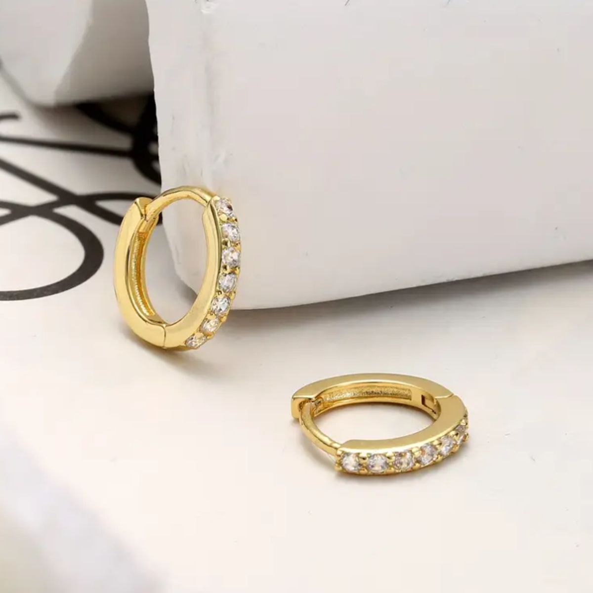 GENERICO - Aros Huggies Dorados con Circonitas Baño de Oro