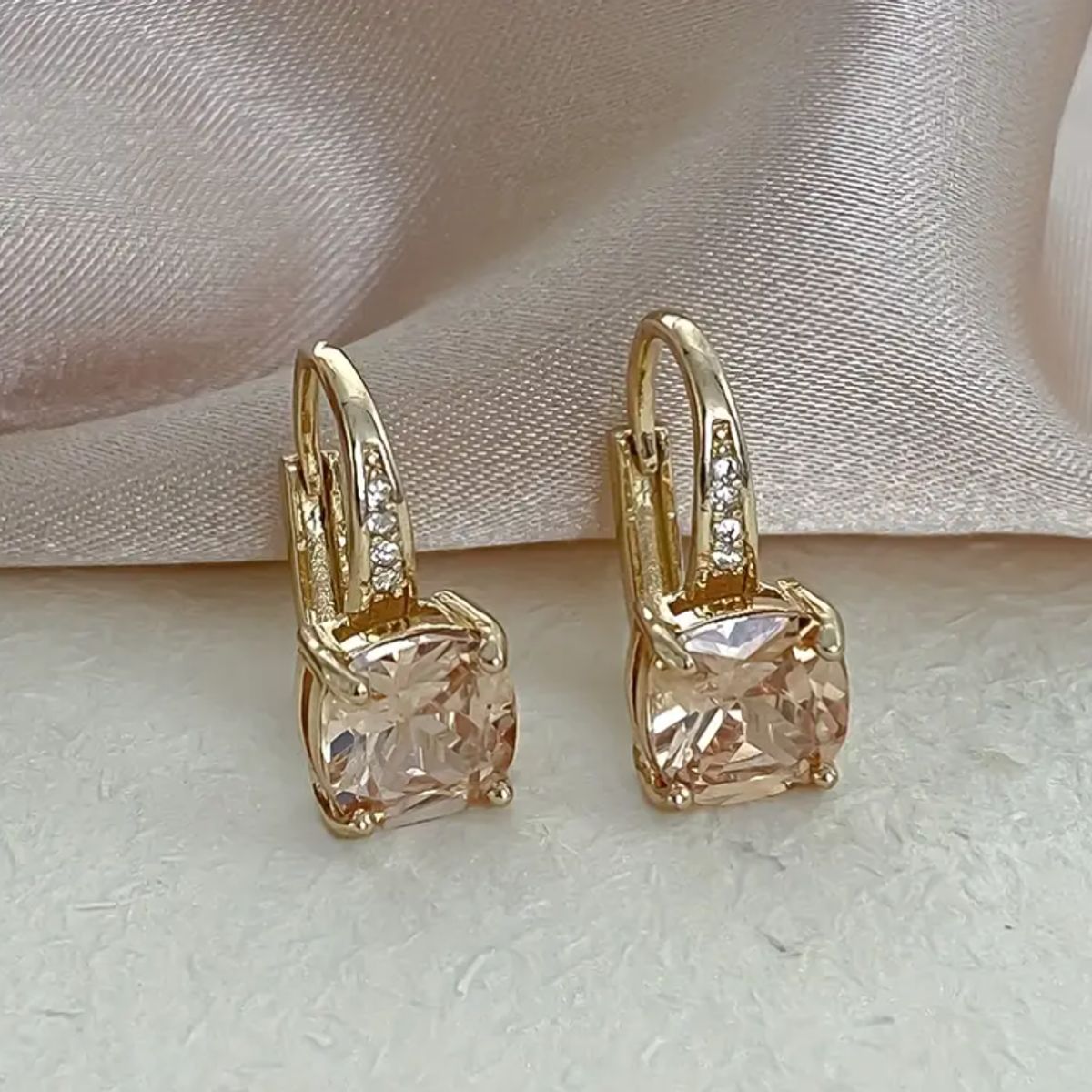 GENERICO - Aros Bruma Champagne  Aros con Circonitas Incrustadas y Baño de Oro