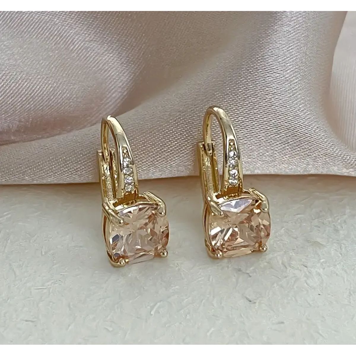 GENERICO - Aros Bruma Champagne  Aros con Circonitas Incrustadas y Baño de Oro