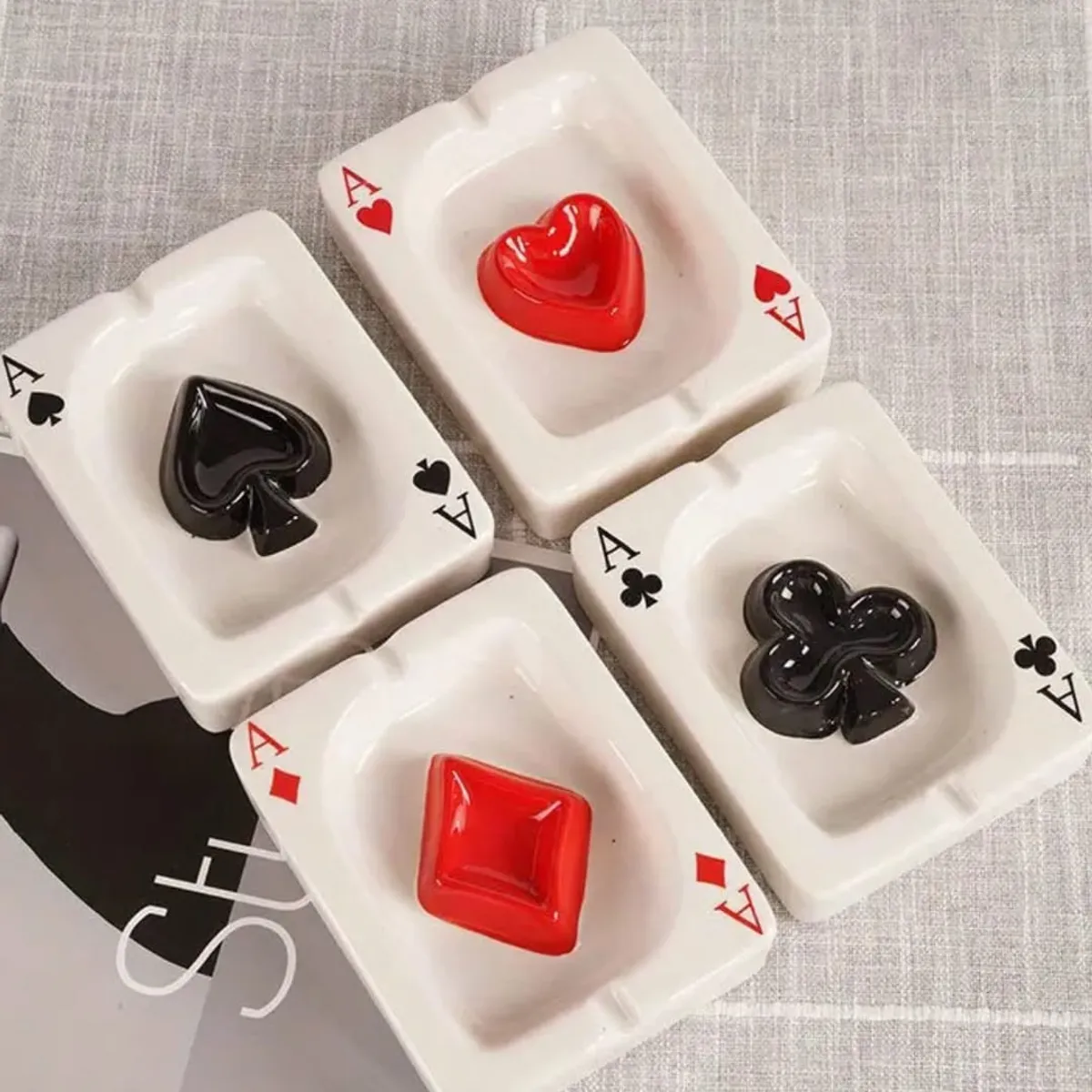 HOMEY - Pack de 4 ceniceros de ceramica, modelo de naipes