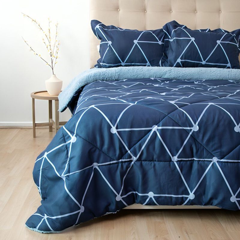 DORAL - Plumón Estampado Deluxe Sherpa 2 Plazas  Triángulos Azules  Doral