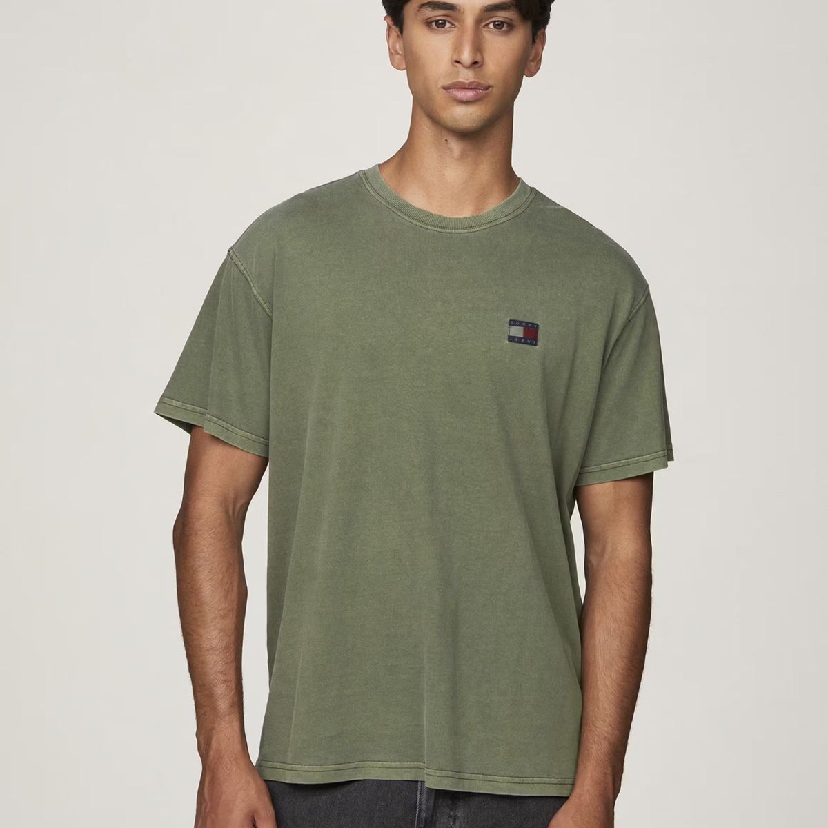 TOMMY HILFIGER - Polera Relaxed Fit Con Parche Tejido Verde Tommy Jeans
