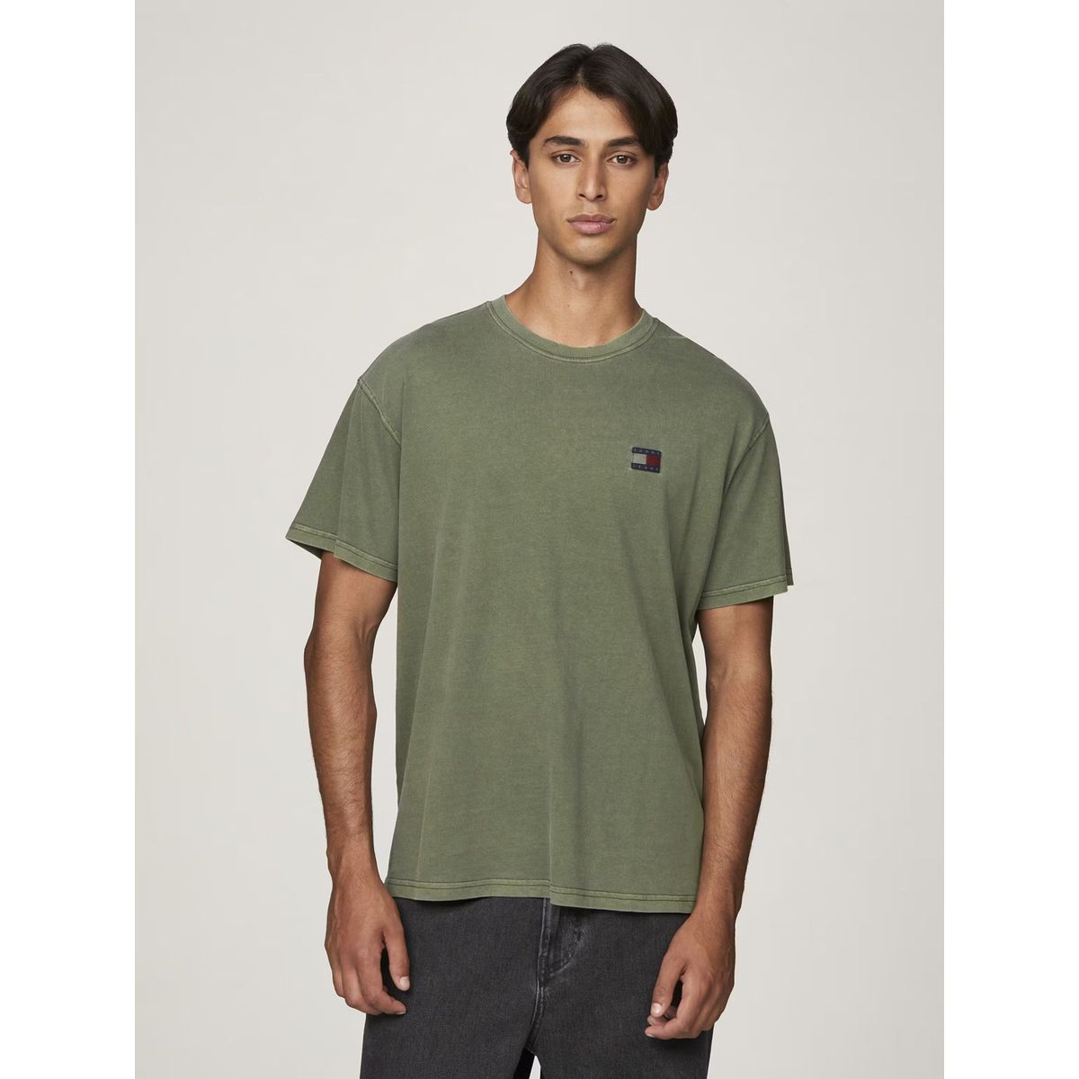 TOMMY HILFIGER - Polera Relaxed Fit Con Parche Tejido Verde Tommy Jeans