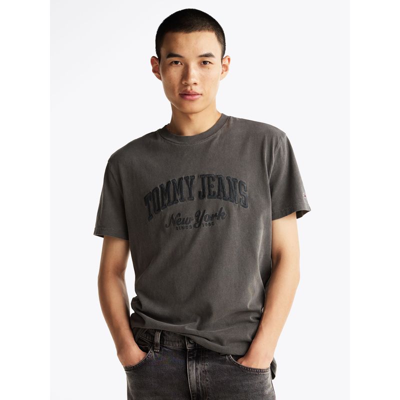 TOMMY HILFIGER - Polera Varsity Con Efecto Lavado Negro Tommy Jeans