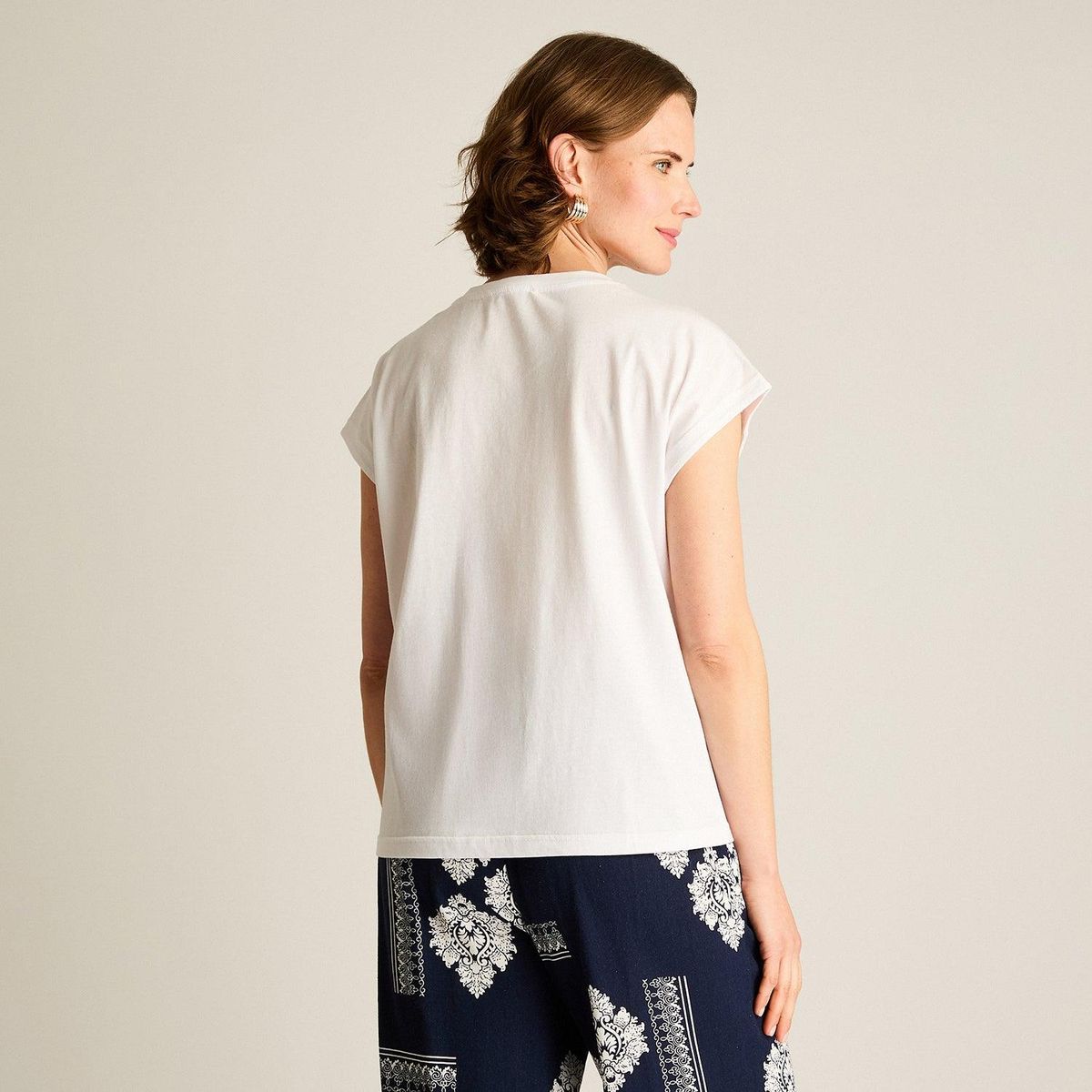 LORENZO DI PONTTI - Polera Blanca con Botones Decorativos en Hombro