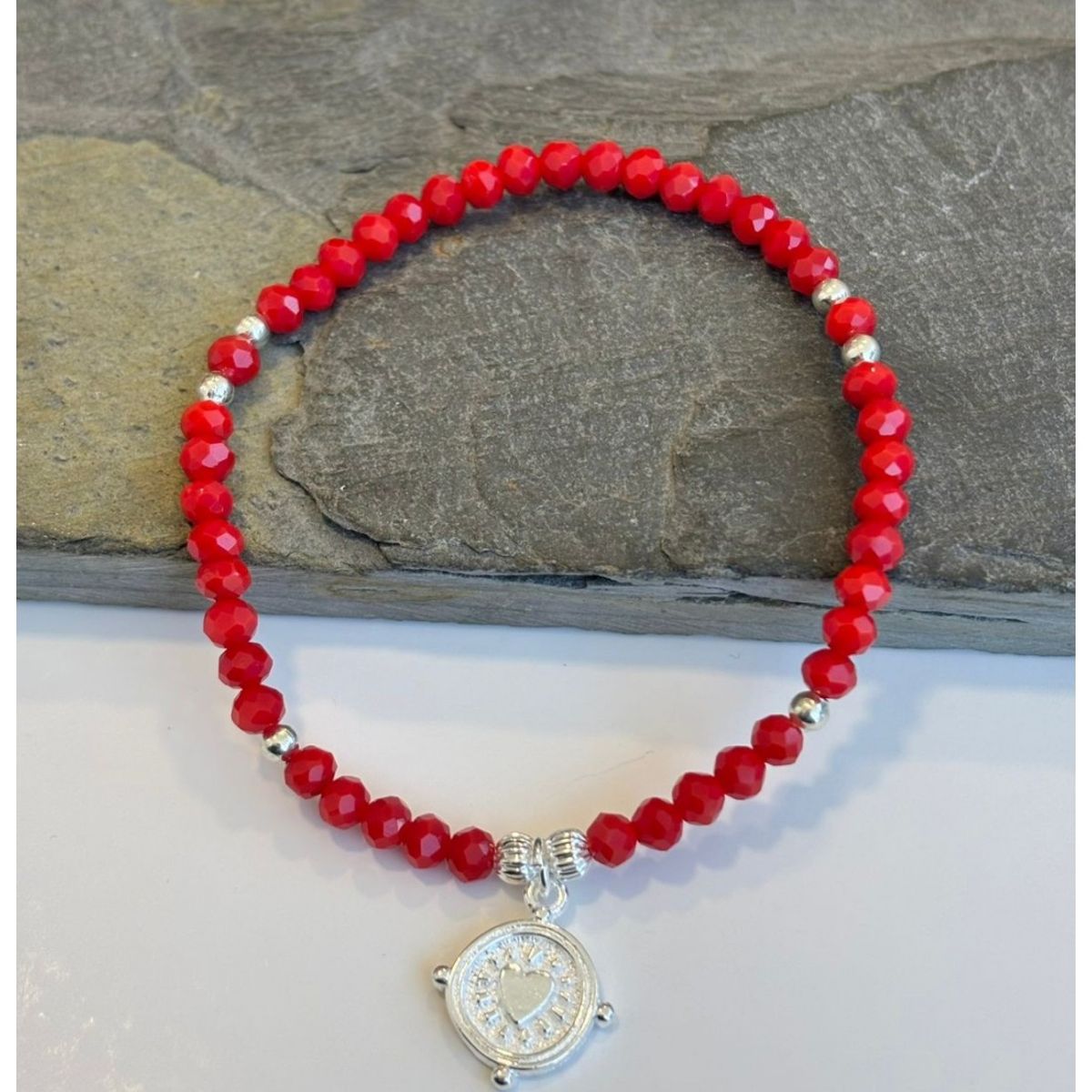 GENERICO - Pulsera Cristales Rojos con Dije de Corazón Bañado en Plata