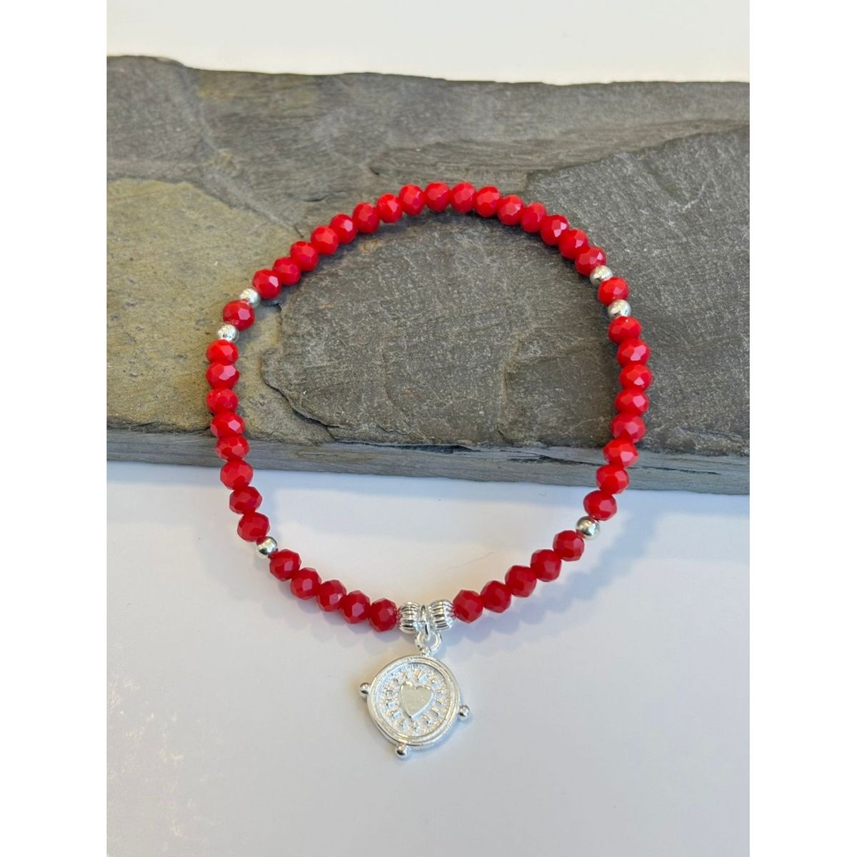 GENERICO - Pulsera Cristales Rojos con Dije de Corazón Bañado en Plata