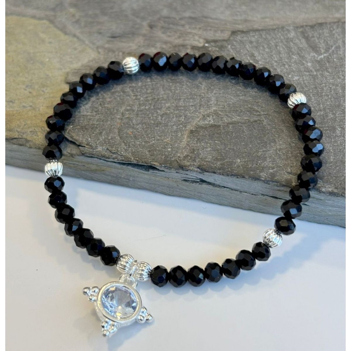 GENERICO - Pulsera de Protección y Elegancia con Cristales Negros y Punto de Luz
