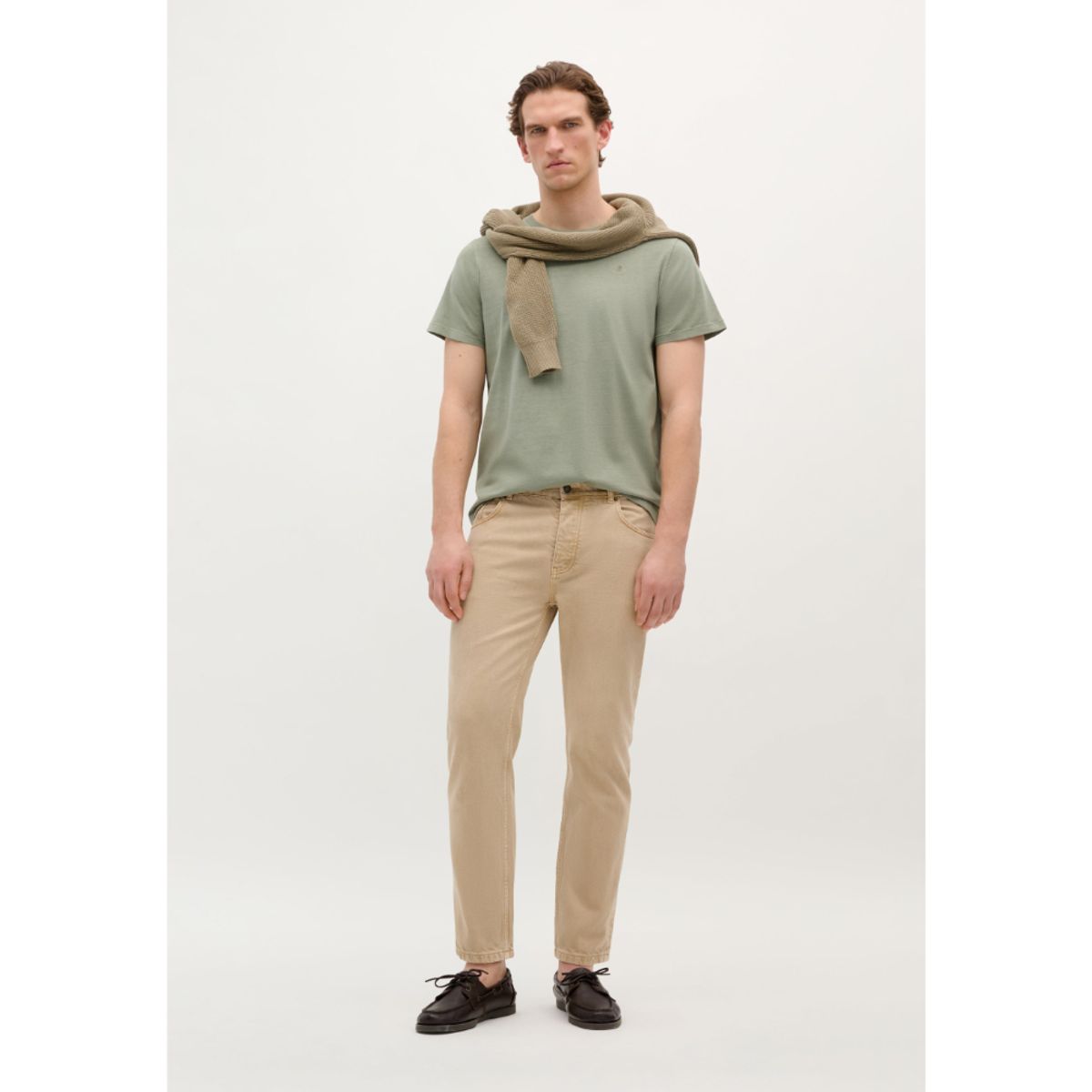 SCALPERS - POLERA CALAVERA BORDADA TONO