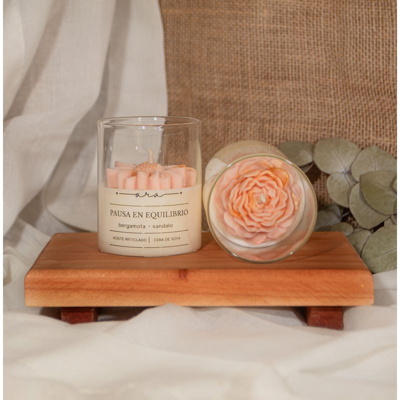 GENERICO - Vela Flor Peonia. Pausa en Equilibrio Aroma Bergamota y Sandalo. 130 grs de cera de soya y aceite reutilizado. MARCA VIKARA