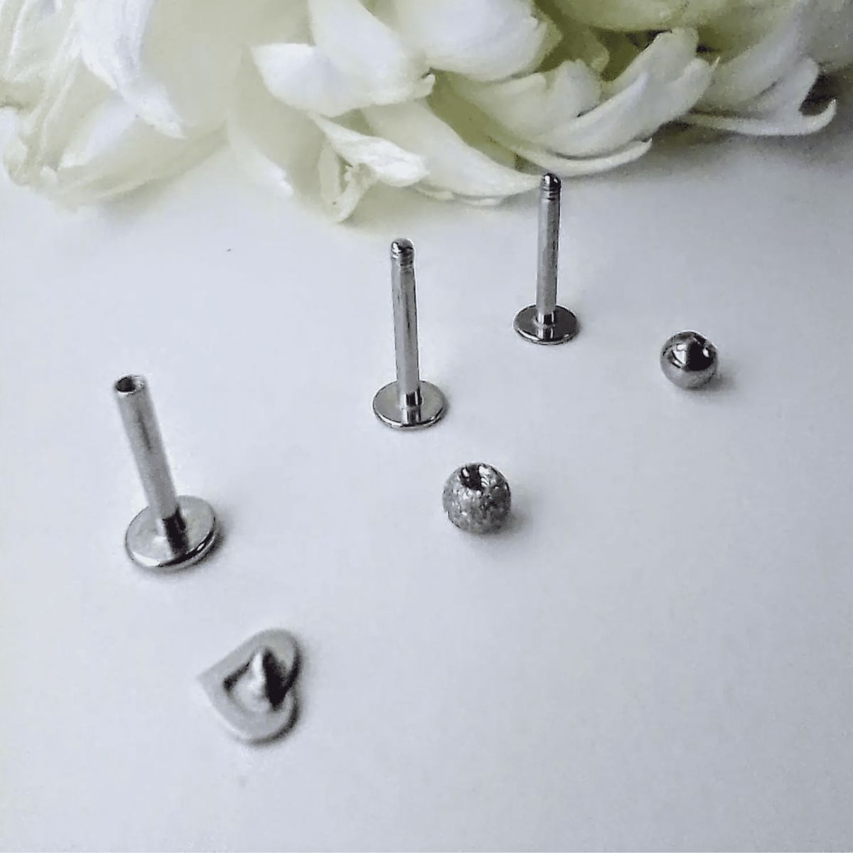 ELBAULDEJUMA - Set Piercing Tornillo Corazon Esfera Quirúrgico Nostril Labret