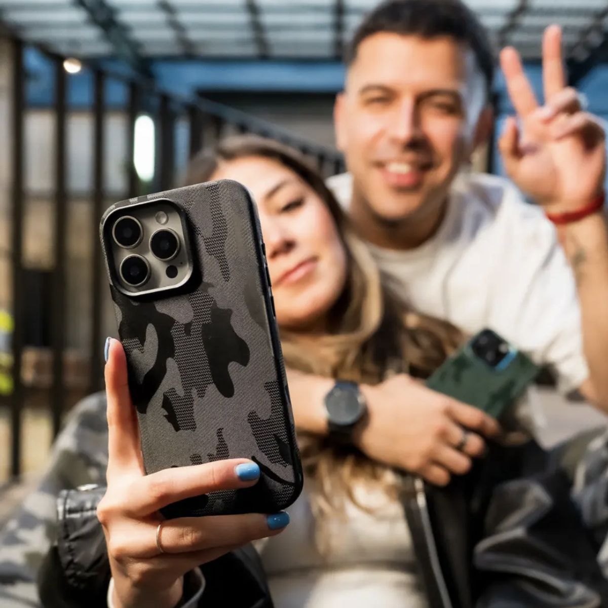 GENERICO - Carcasa Magsafe Cammo Negro IPH 16