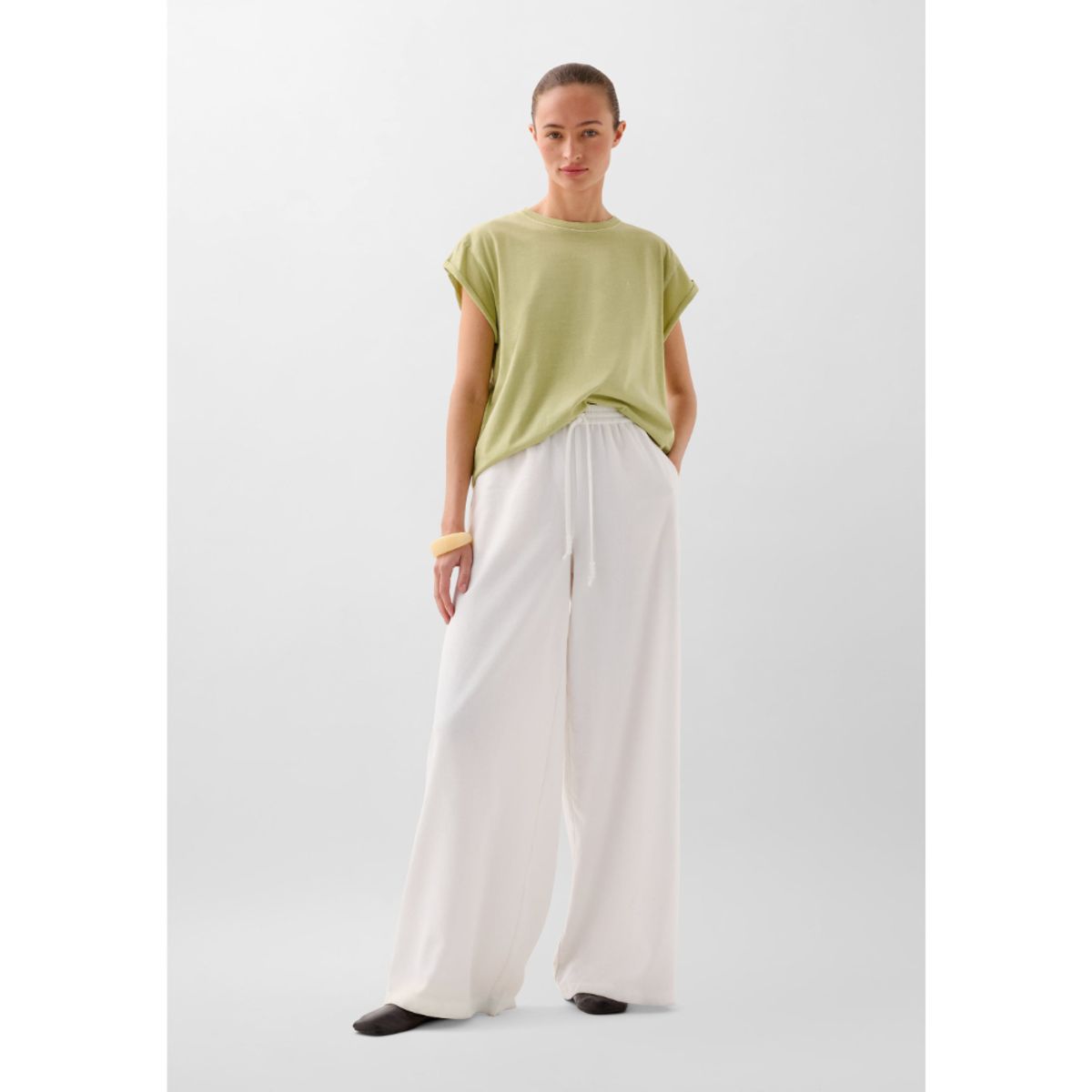 SCALPERS - POLERA CALAVERA BORDADA TONO