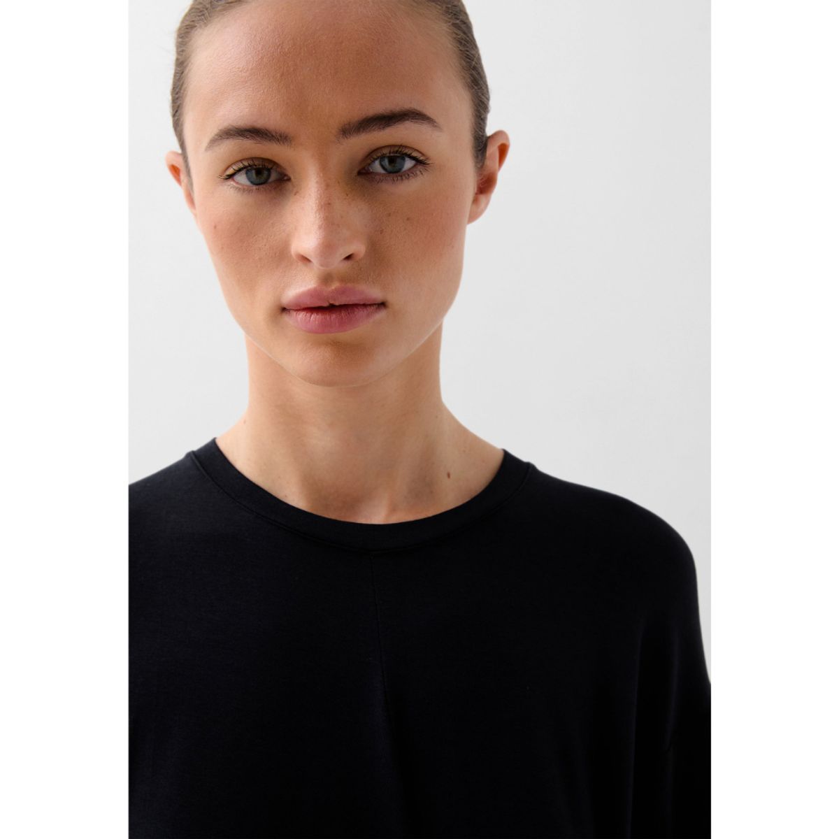 SCALPERS - VESTIDO FLUIDO DETALLE NUDO