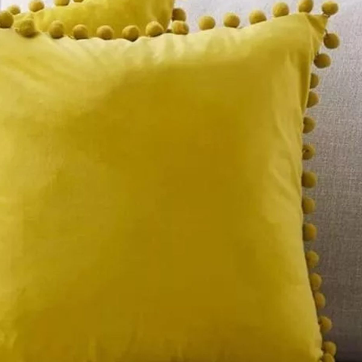 Pack de 2 Fundas de Cojines Terciopelo con Pompones 45x45 cm Amarillo, marca GENERICO - Foto 2