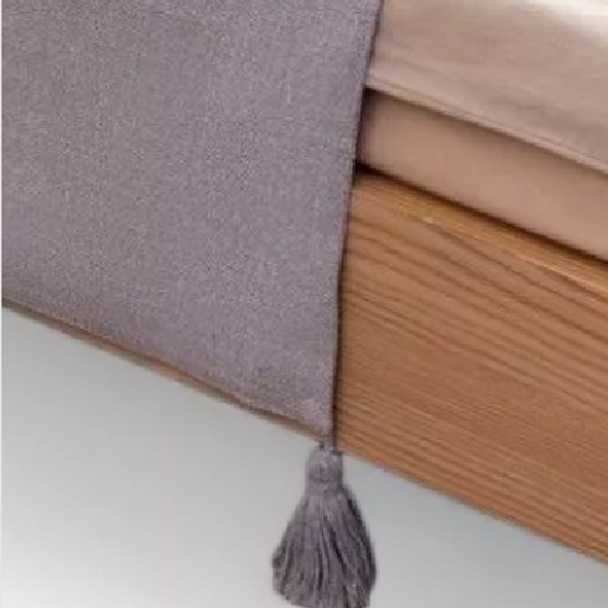 GENERICO - Piecera para cama 2 plaza - king en lino pompones  color gris
