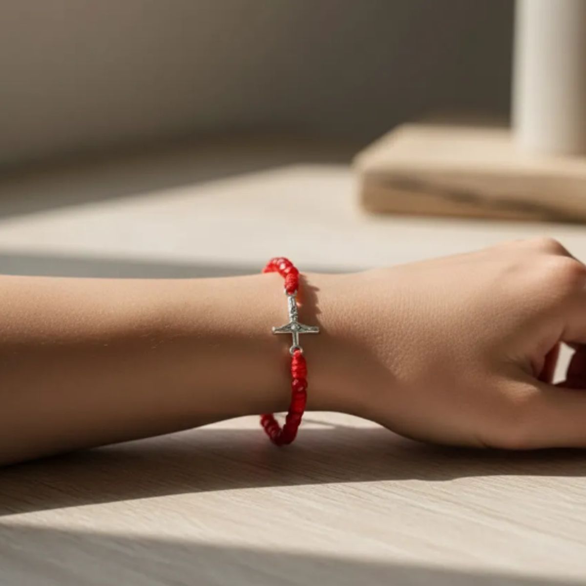 GENERICO - Pulsera Cruz Cristo Plata Hilo Rojo Con Cristales Rojos