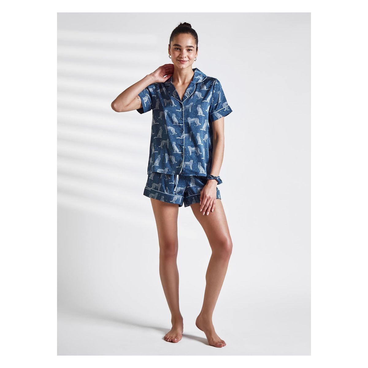 LOUNGE - Set Pijama Camisero Satinado Tigres