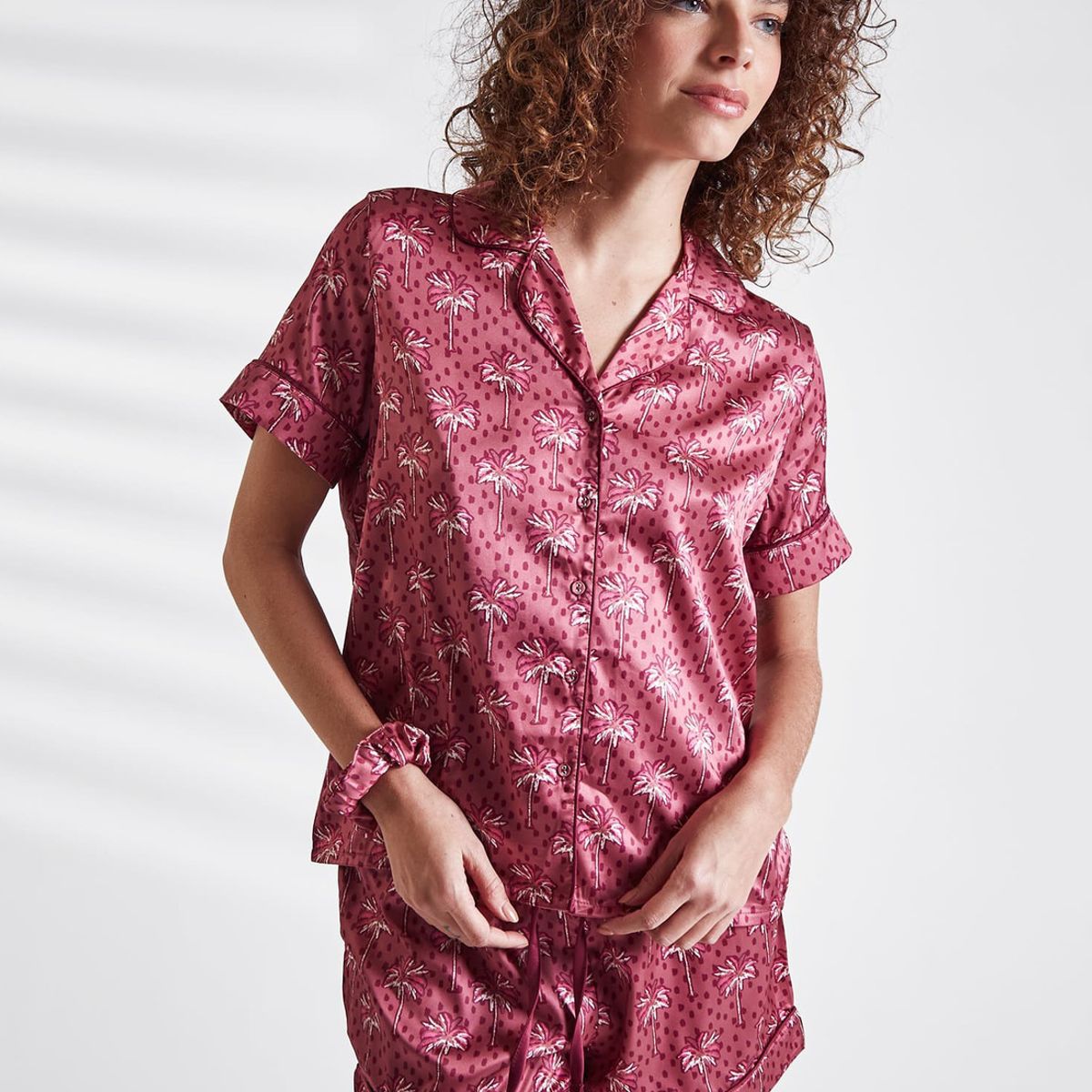 LOUNGE - Set Pijama Mujer Camisero Satinado Palmeras