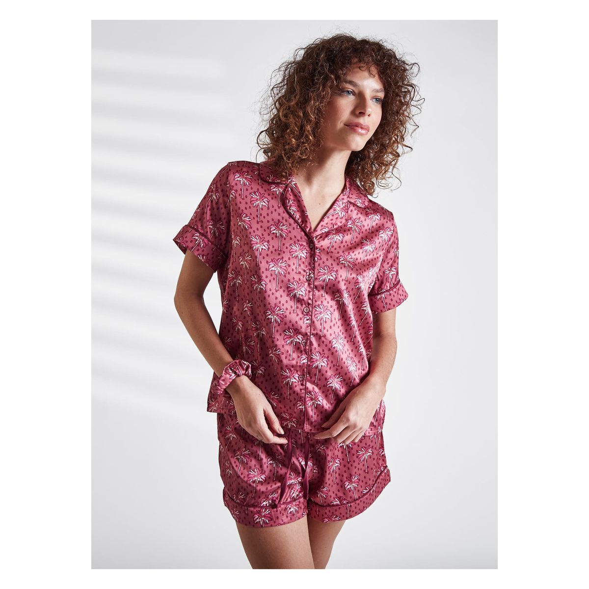 LOUNGE - Set Pijama Mujer Camisero Satinado Palmeras