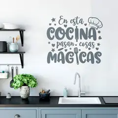 GENERICO - Frase Deco En Esta Cocina Pasan Cosas Mágicas FR‑11034