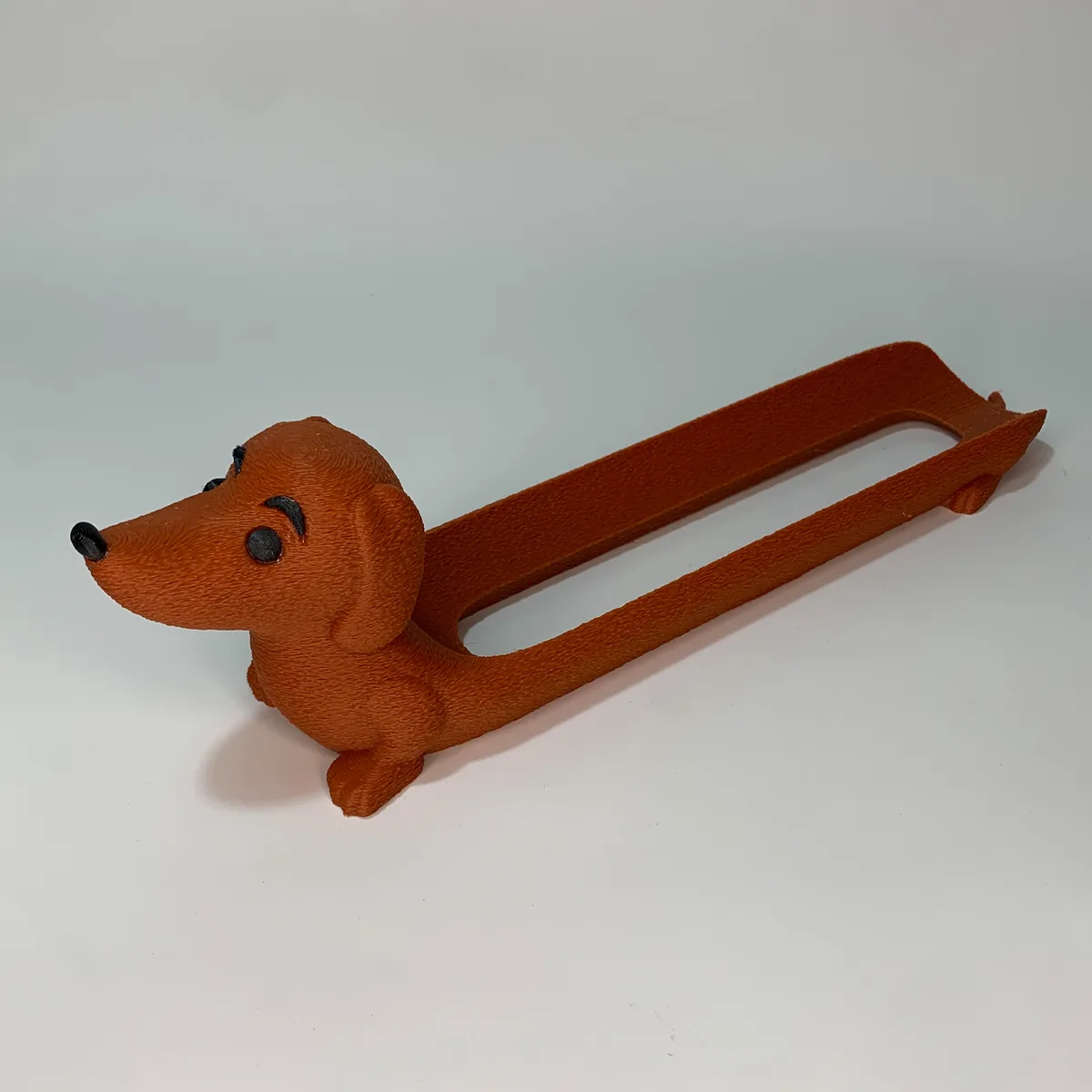 PROMETEO STUDIO - Completero Perrito Salchicha XL porta hot dog perro café caramelo