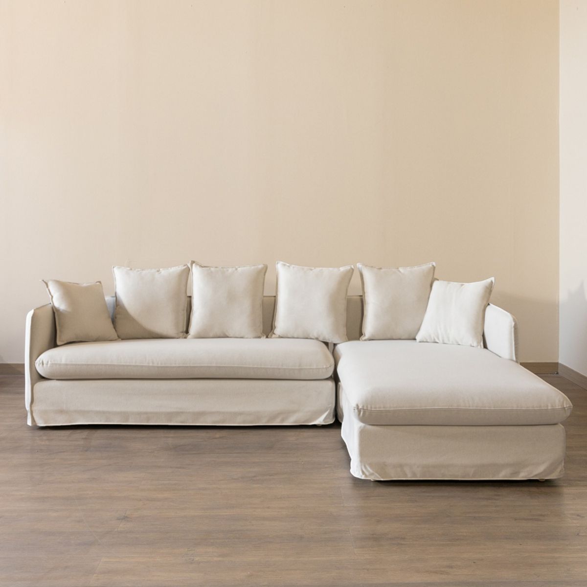 AMOBLE - Sofa Jacinta Seccional Derecho Beige 2025 Amoblé.